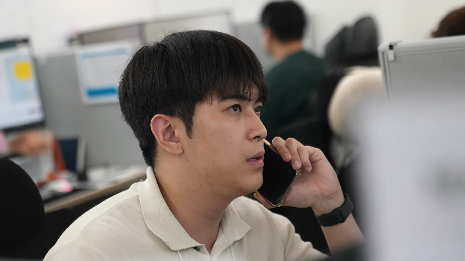 창가에서 집중해 일하는 팀원
