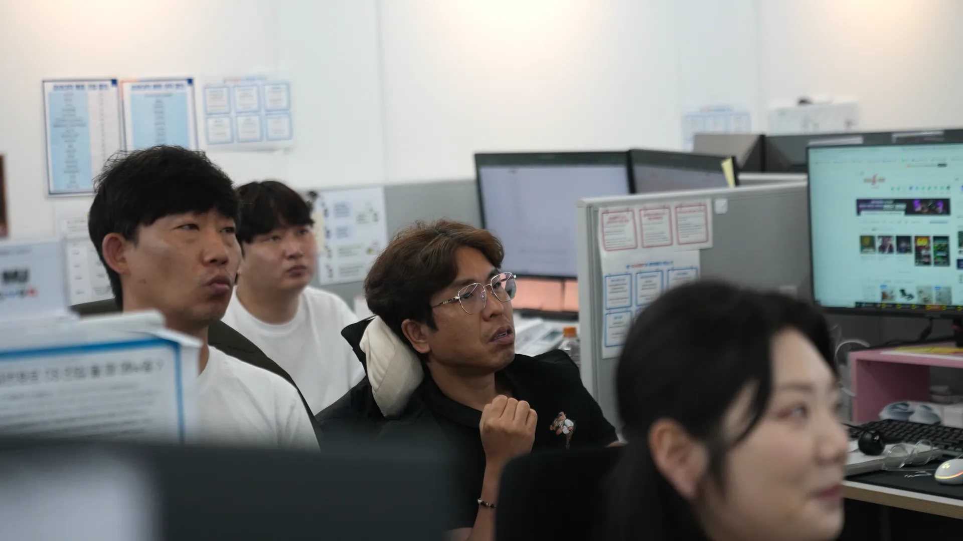 회의 테이블에서 아이디어를 나누는 살구 그룹 팀
