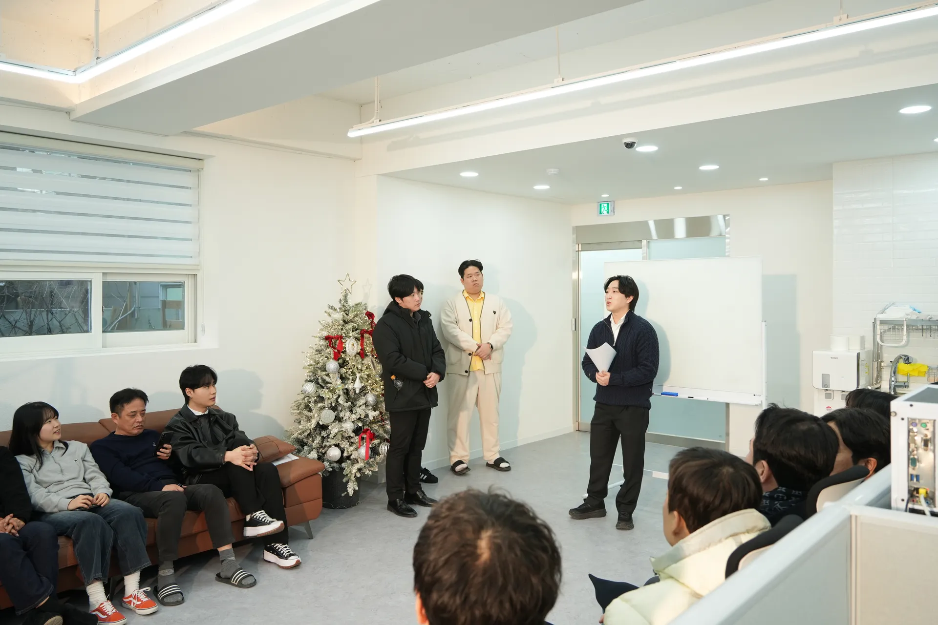 성과를 함께 축하하는 소규모 팀
