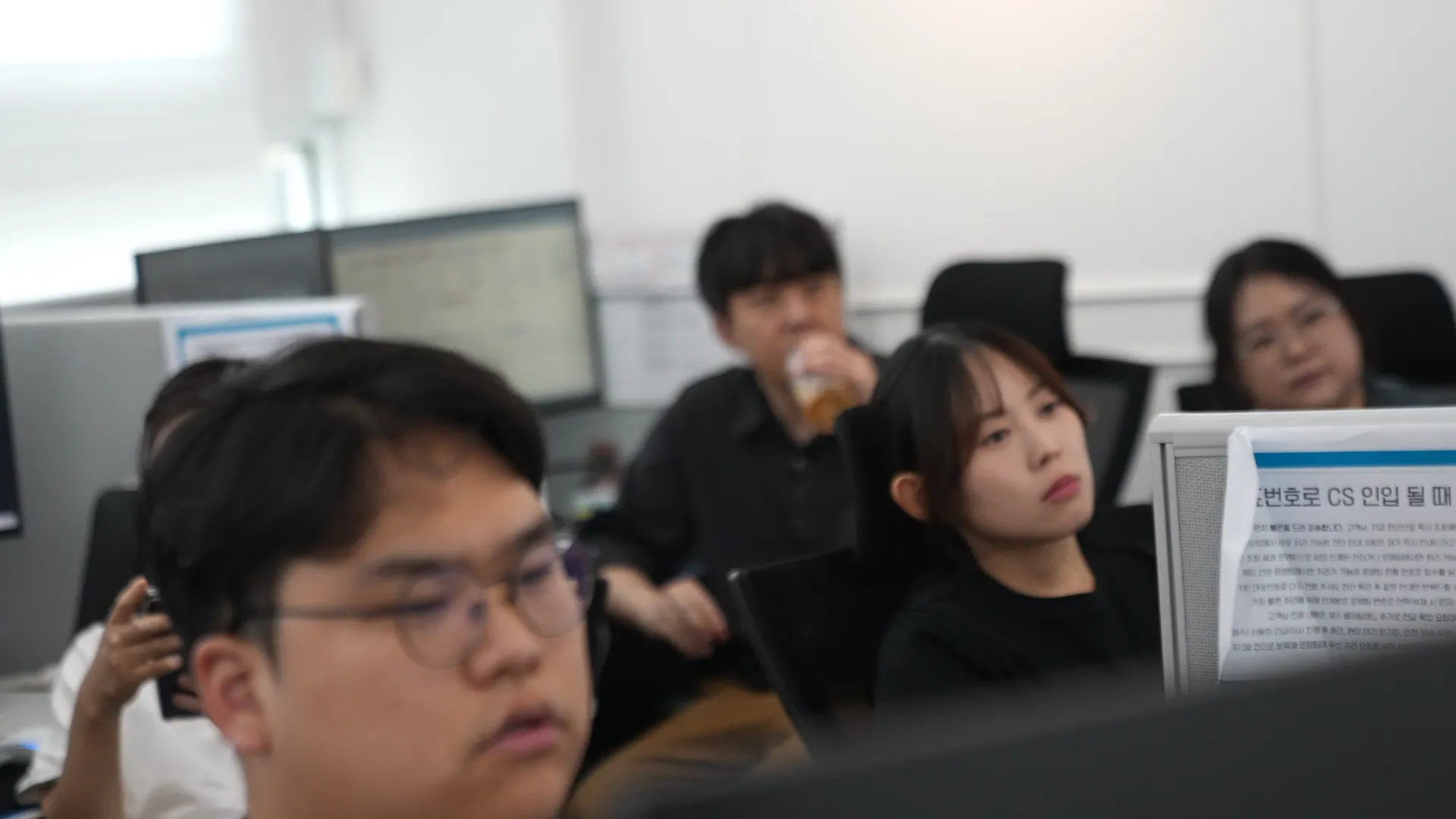 라운지에서 대화하는 살구 그룹 동료들