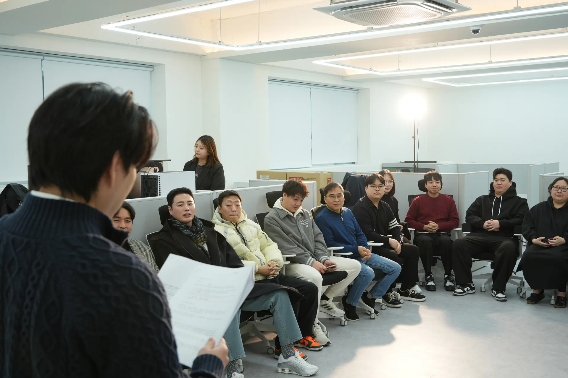 회의에서 아이디어를 나누는 살구 그룹 팀